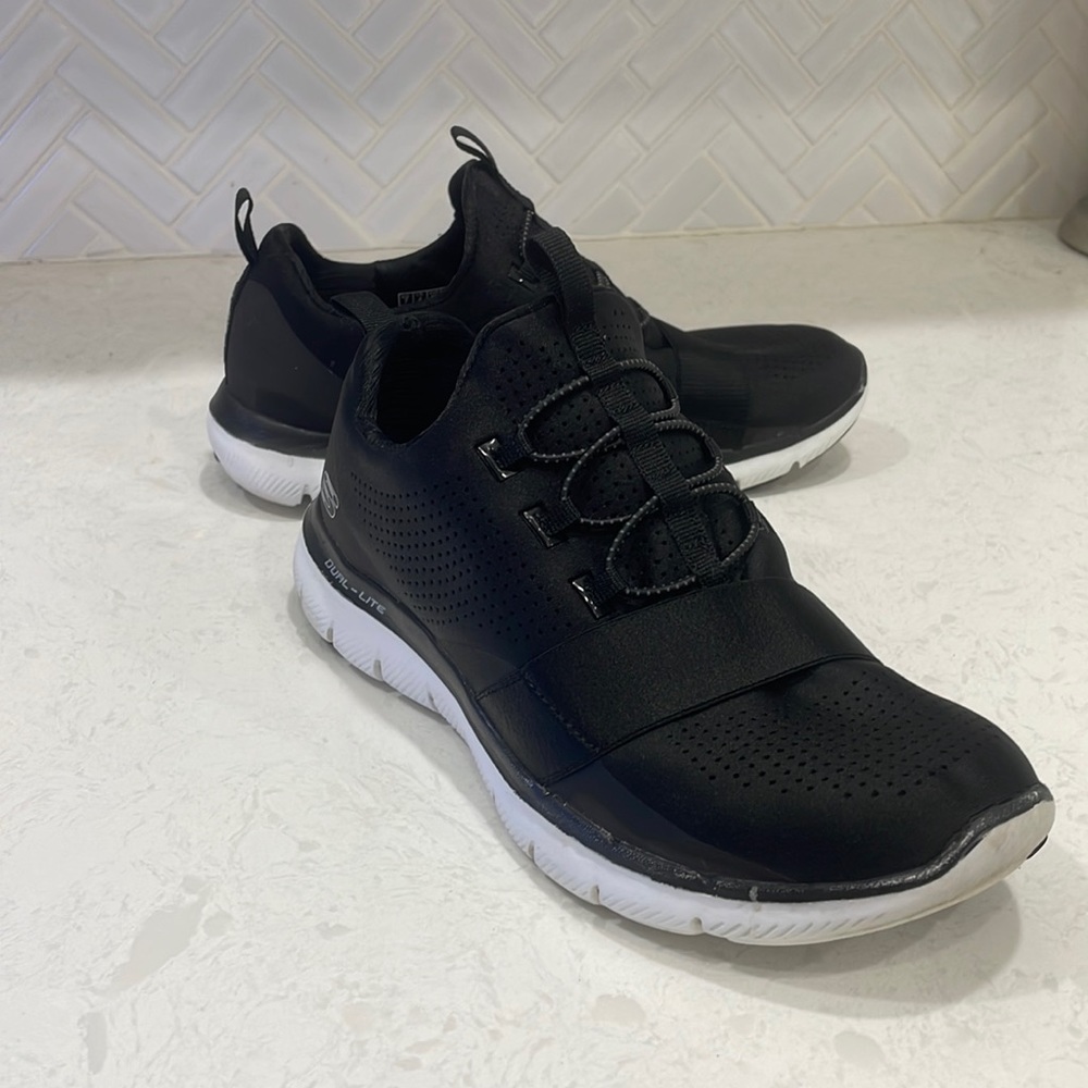 Skechers Womens shoe Size 7 (But fits more like a 6!)